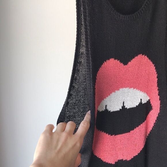 3/30$ Funny knitted camisole.   - Picture 2 of 3